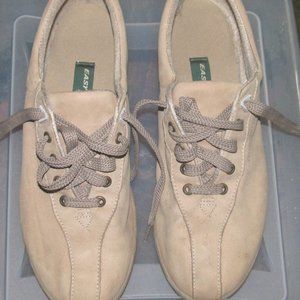 Ladies LIGHT TAN Suede Shoes Size 9 AA Easy Spirit